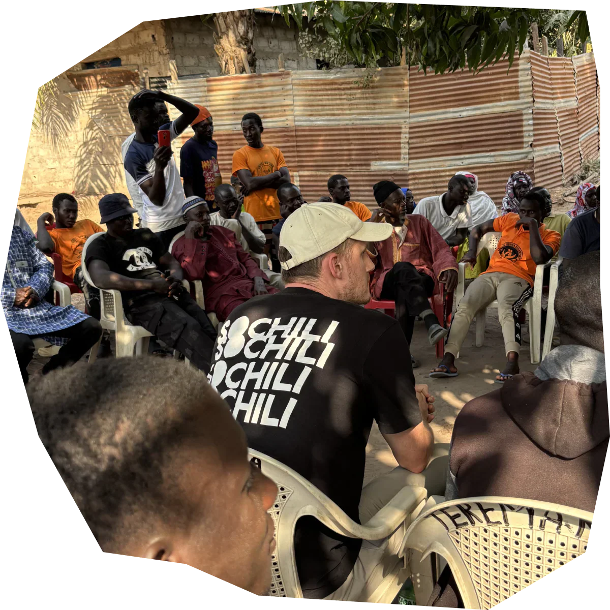 Vom Konfliktgebiet zum Neuanfang – wie wir 44 Familien Strom ermöglichten