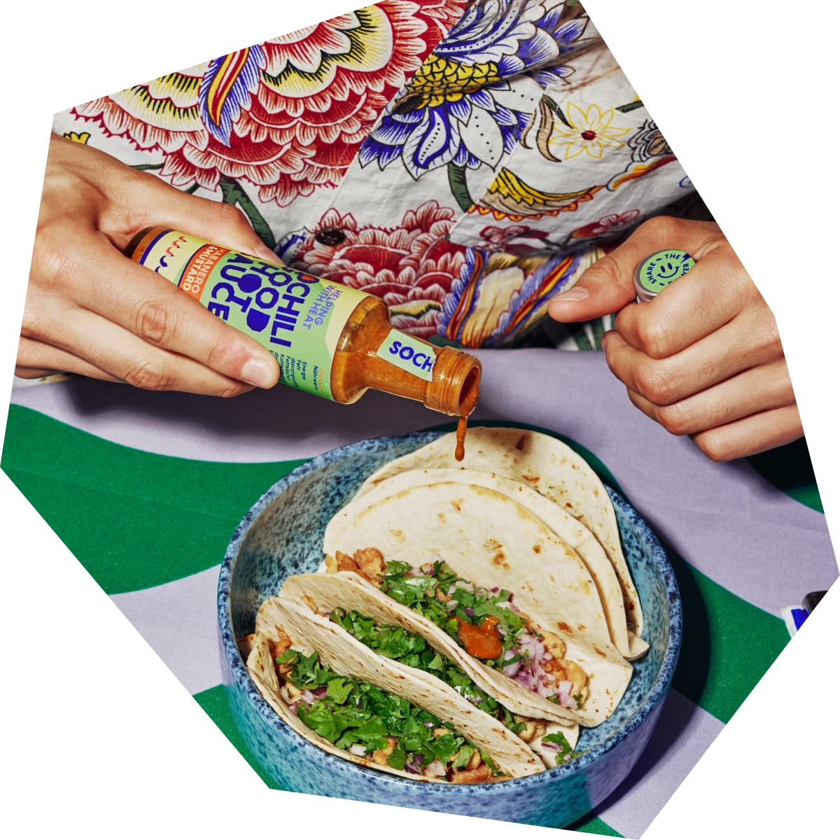 hot sauce mit veganen tacos
