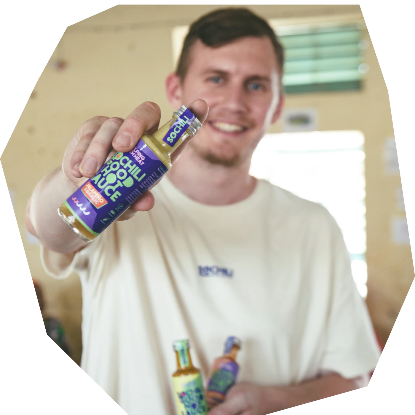 Moritz mit Chilisauce in Hand